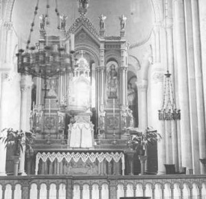 La Baconnière : maître-autel de l'église