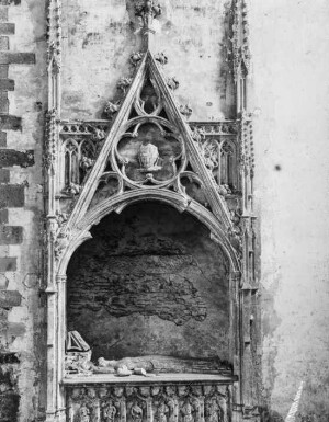 Environs de Laval Abbaye de Clermont : tombeau