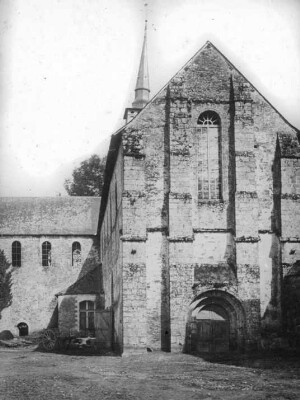 Environs de Laval Olivet : vieille église de Clermont