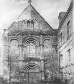 Environs de Laval La Roë, façade de l'église