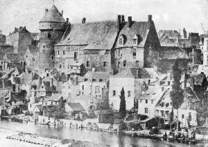 Le château, la rive droite avant la canalisation de la Mayenne et la construction des quais Vieux-Laval