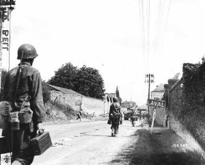 Soldats américains (infanterie) entrant dans Laval le 6 août 1944.
