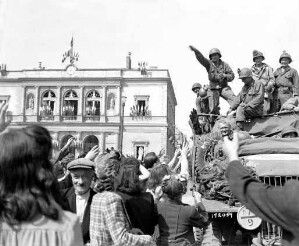 Soldats américains entrant dans Laval en camion militaire et acclamés par la foule, place de l'hôtel de ville.