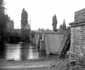 Pont détruit sur la Mayenne le 7 août 1944. A gauche, on aperçoit l'église de Changé.