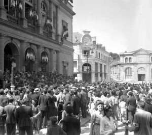 Foule rassemblée devant l'hôtel de ville de Laval après l' arrestation de collaborateurs le 7 août 1944.