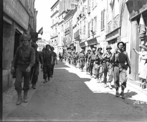 Arrivée des soldats américains (315e régiment d'infanterie, 79e division) dans une rue de Laval sous les acclamations des passants le 9 août 1944.