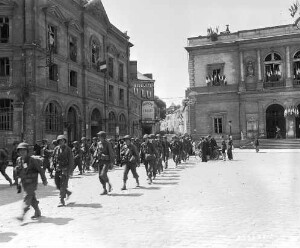 Arrivée des soldats américains, devant l'hôtel de ville, vers 14H05 le 7 août 1944.