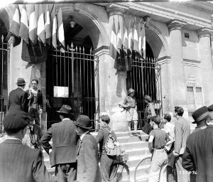 Deux jeunes Français gardant l'entrée de l'hôtel de ville après l'arrestation de collaborateurs le 7 août 1944.