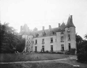 Château du Bois-Gamast servant de [quartiers] des officiers, avec un homme à l'entrée, le 28 août 1944.
