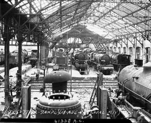 Locomotives dans un hangar bombardé [ de la gare de Laval ] le 18 août 1944.