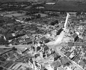 Vue aérienne d'un village après les bombardements.