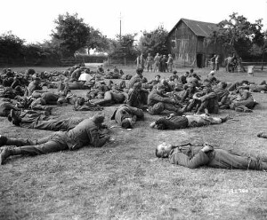 Prisonniers allemands allongés sur le sol à Lassay.