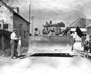 Soldats américains, sur un tank, accueillis chaleureusement par les villageois à Chevaigné-du-Maine.