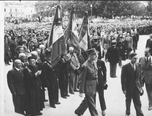 Le général de Gaulle sur la place de la Mairie, 22 août 1944.