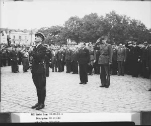 Le général de Gaulle au garde-à-vous sur la place de la Mairie (22 août 1944). A sa droite le préfet Dupérier.