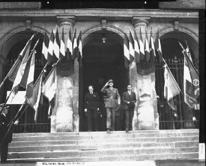 Le général de Gaulle faisant le salut militaire, sur le perron de la mairie (22 août 1944). A sa droite le préfet Dupérier, à sa gauche Michel Debré.
