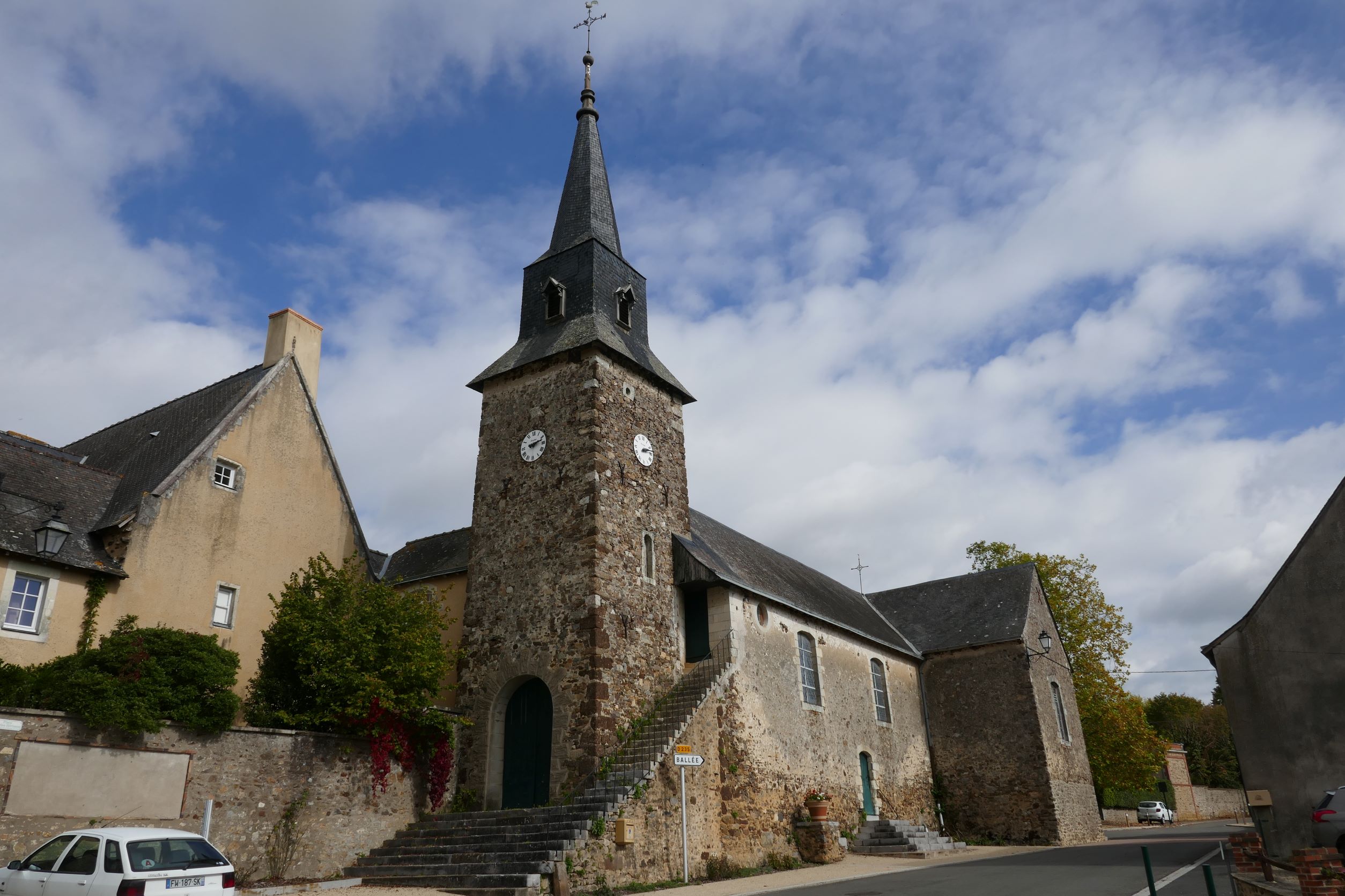 L’église de BeaumontPieddeBoeuf (Mayenne) Époques de construction et
