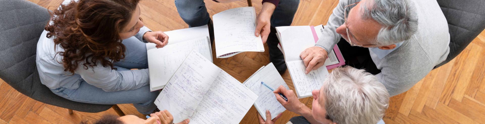 Groupe de personnes s'entraidant à faire des recherches