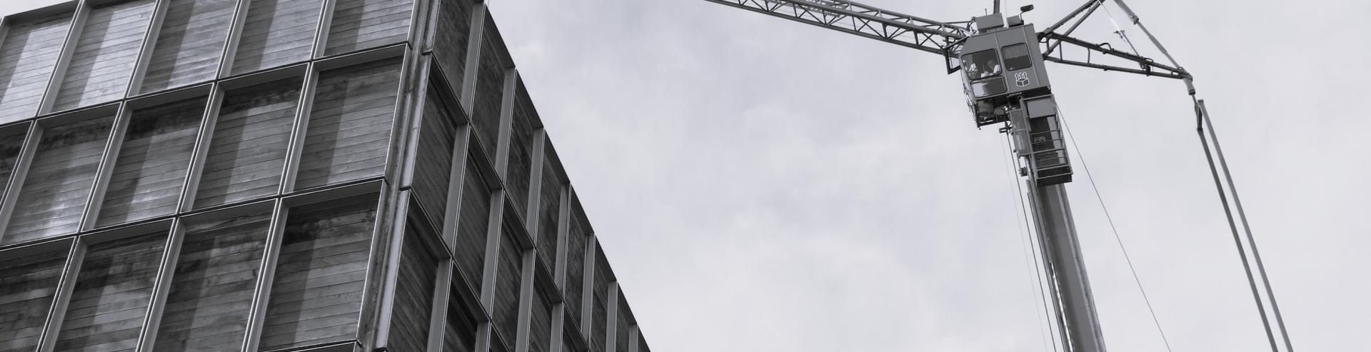 Bâtiment des archives avec une grue au-dessus