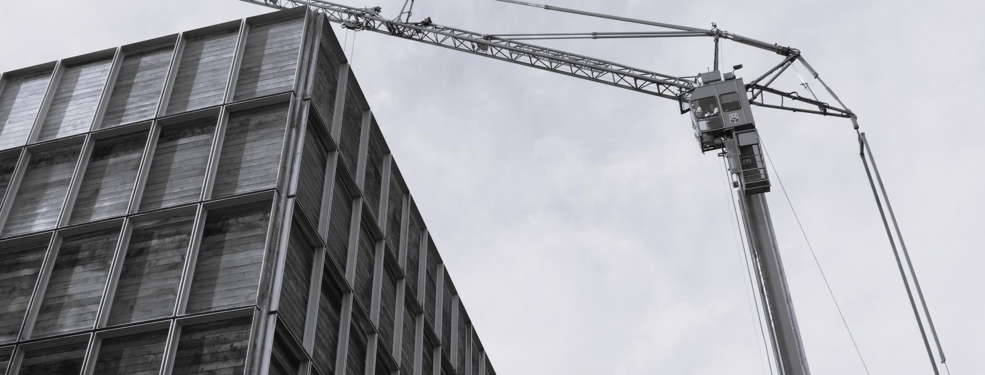 Bâtiment des archives avec une grue au-dessus