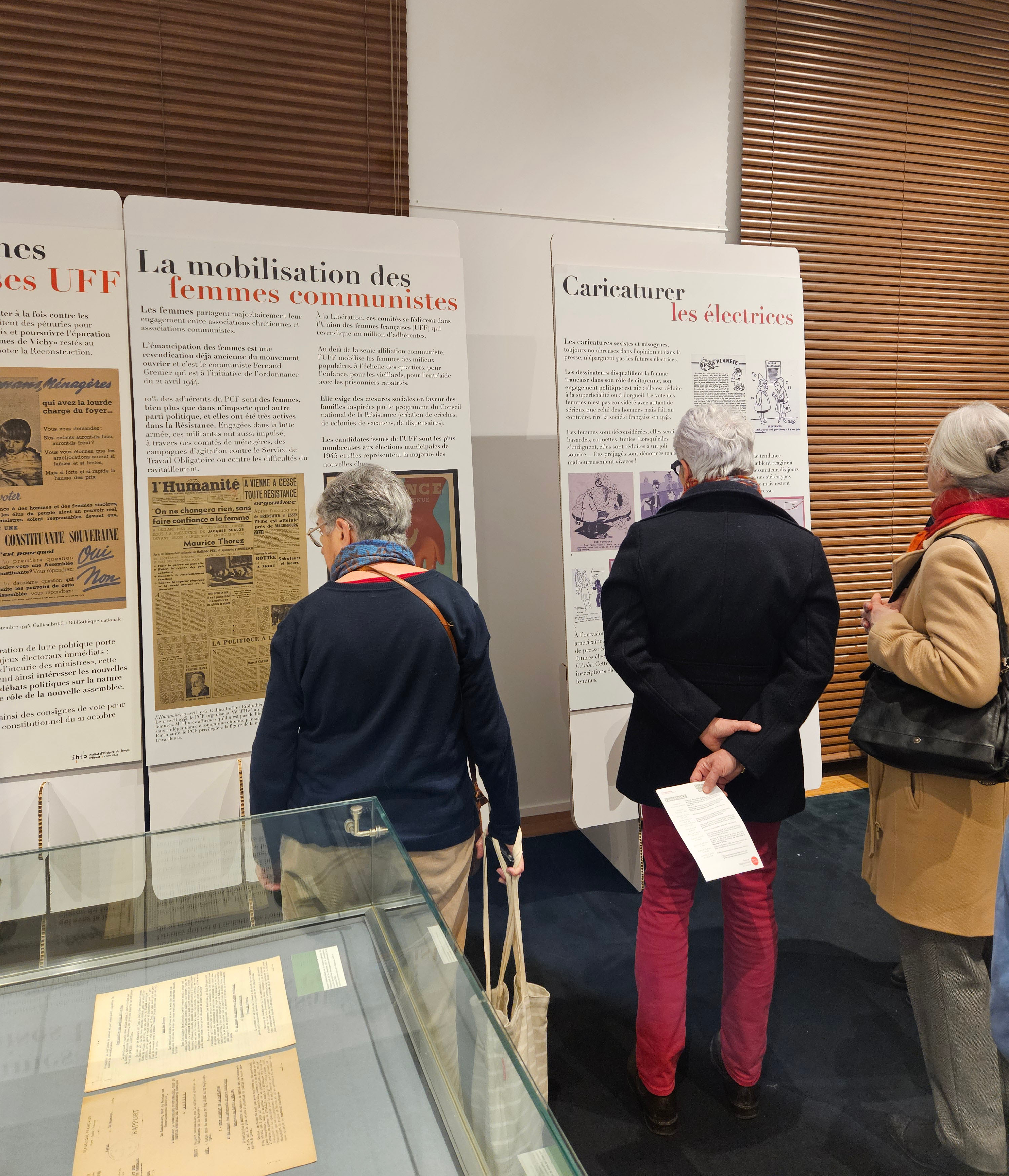 Visiteurs de l'exposition "Les femmes vont voter"