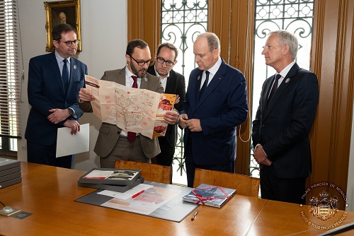 Remise du coffret au prince Albert II