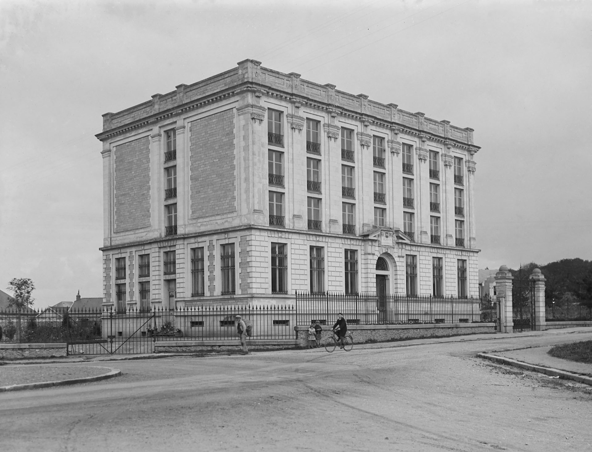 Photo du bâtiment des Archives de la Mayenne peu de temps après sa mise en service