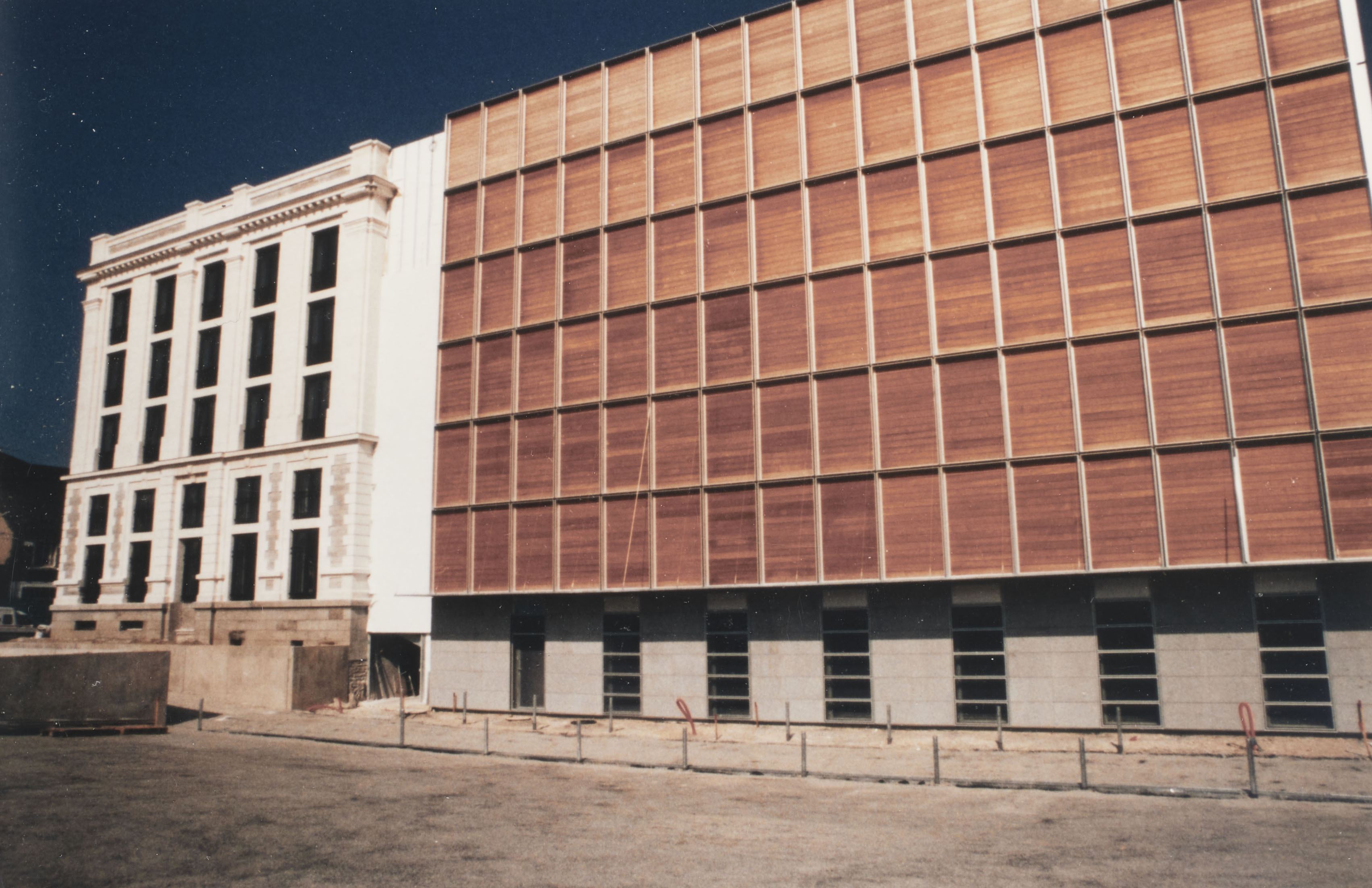 Photo d'une façade latérale du bâtiment des Archives avec le bâtiment d'origine et l'extension en fin de travaux