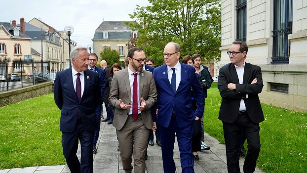 Le prince Albert II de Monaco devant les Archives de la Mayenne.