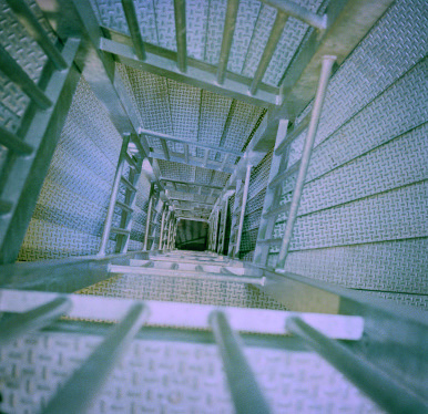 Vue plongeante sur un escalier en métal